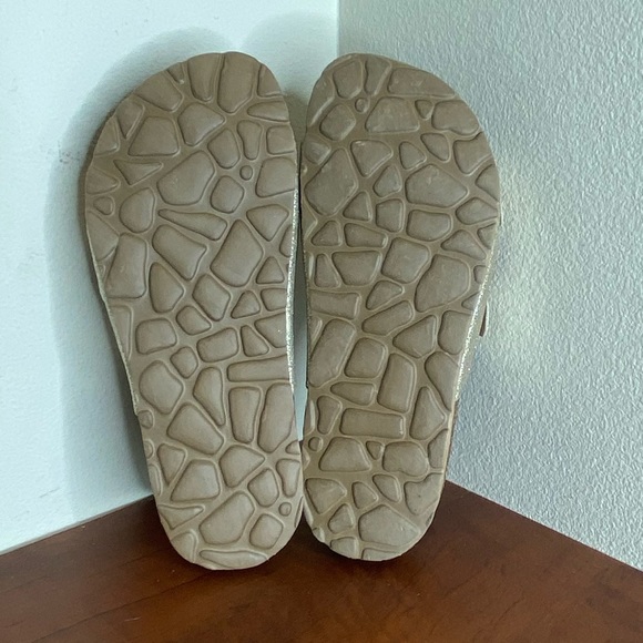 NWOT, Youth girls Sandals, Sparkle gold, size 3. - Picture 7 of 9